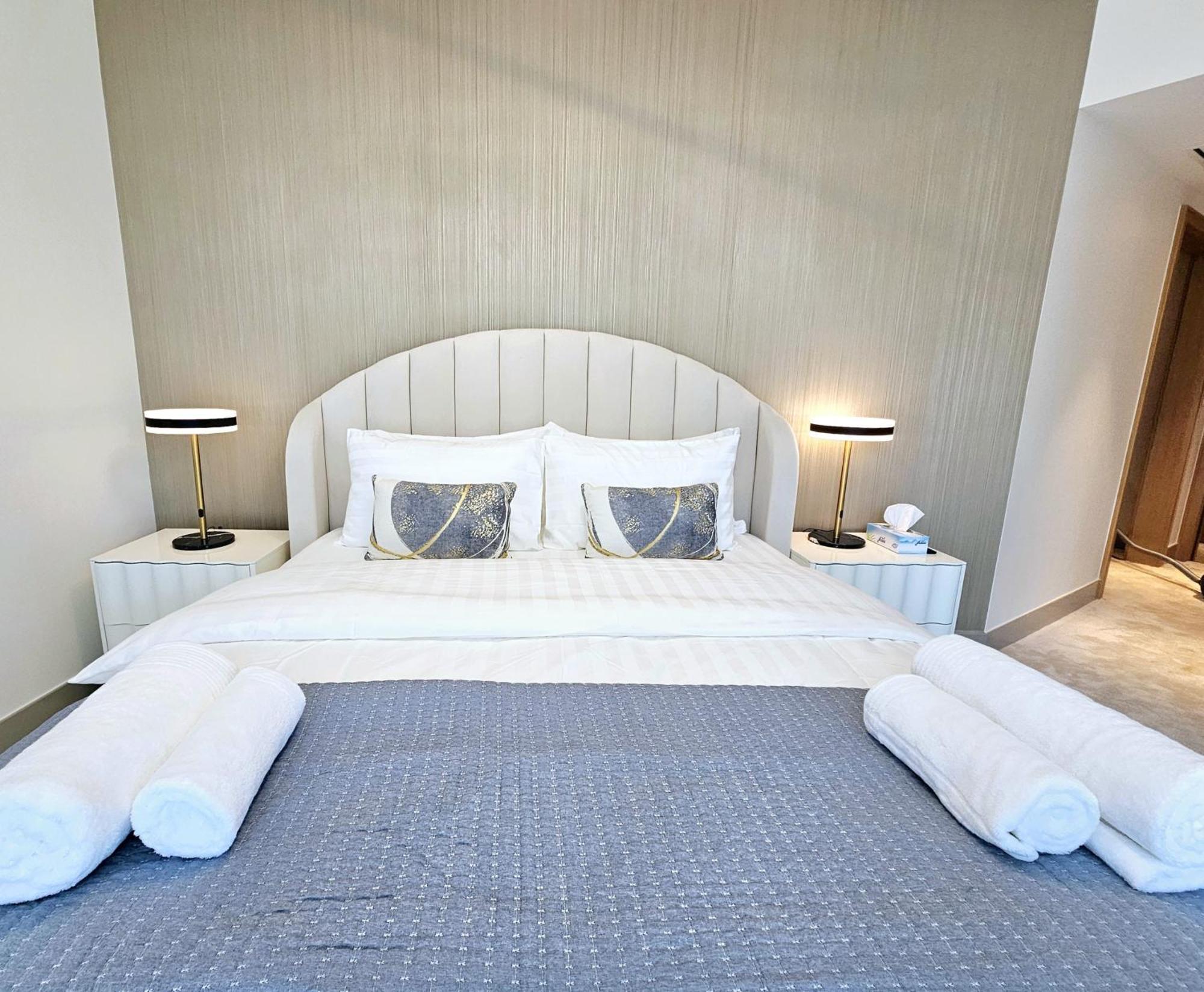 Sunrise Homes - Lavish 2 Bedrooms With Fountain View! Apartment